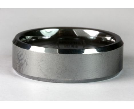 A gentleman's titanium ring (Y).