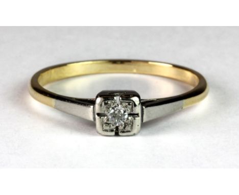 An 19ct yellow and white diamond set dress ring (Q.5).