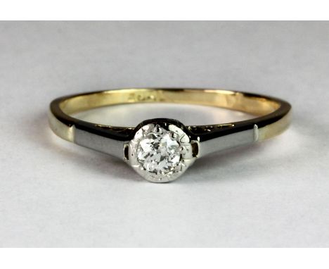 An 18ct yellow and white gold solitaire diamond ring (K.5).