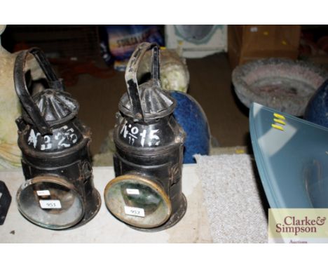 A reproduction railway lamp (201)