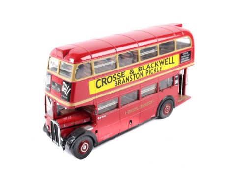 Sun Star "The RT Series RT10" London Transport bus in red. 1:24 scale. This is a limited edition of 2000 pcs with numbered ce