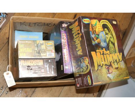 5 MOEBIUS model kits, to include Monster Scenes ( Gruesome Goodies), The Invisible Man, The Mummy, Bella Lugossi as Broadways