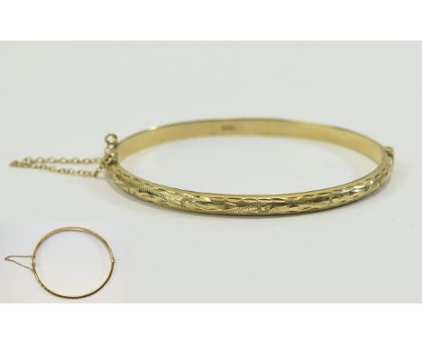 Ladies 9ct Gold Hinged Bangle with Safety Chain and with Chased and Diamond Cut Decoration. 6.1 grams. Fully Hallmarked. 