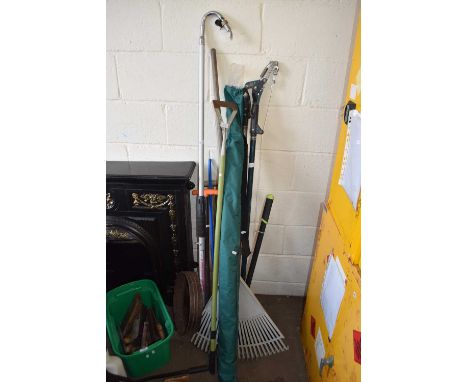 MIXED LOT OF GARDEN TOOLS