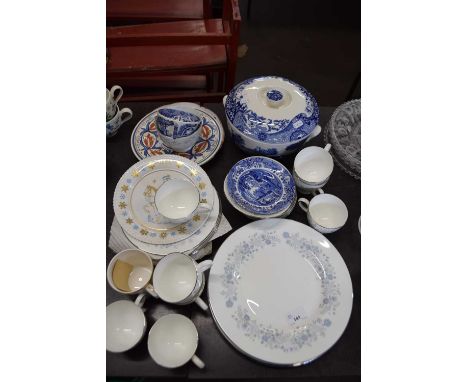 MIXED LOT OF CERAMICS TO INCLUDE QUANTITY OF WEDGWOOD 'BELLE FLEUR' TABLE WARES, A SPODE ITALIAN COVERED VEGETABLE DISH AND O