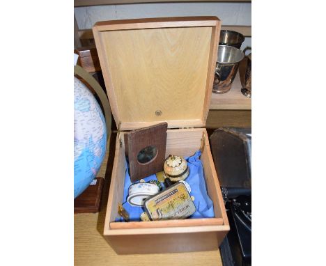 WOODEN BOX CONTAINING MIXED ITEMS TO INCLUDE A MINTONS TABLE LIGHTER