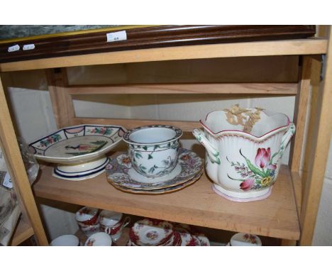 MIXED LOT OF CERAMICS TO INCLUDE A QUIMPER TAZZA AND OTHER ITEMS