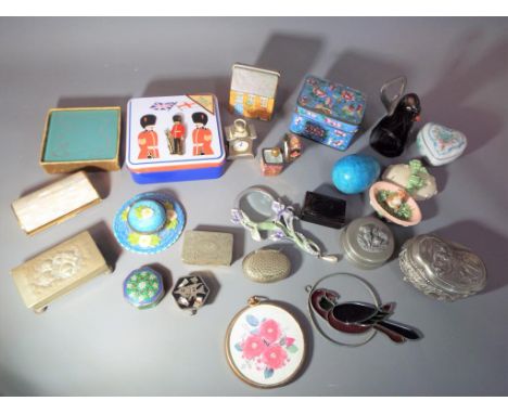 A good mixed lot to include trinket boxes, pill boxes including a Mexican silver pill box and a silver pill box stamped 925, 