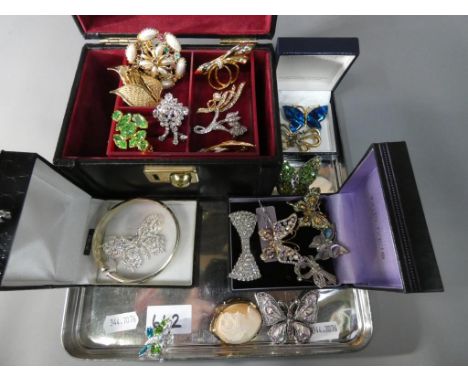 A collection of good quality brooches to include a Jon Richards butterfly brooch, a cameo brooch and various other brooches, 