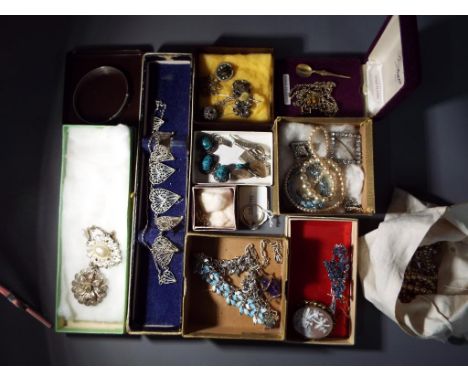 A good mixed lot of costume jewellery to include brooches, a white metal filigree necklace, presumed silver and a filigree si