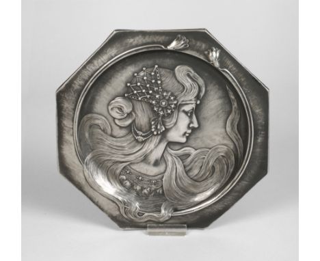 WMF Teller nach Muchaum 1900, gestempelt ox, im Spiegel Portrait einer Jugendstilschönheit mit wallendem Haar und reichem Kop