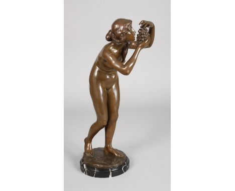Martin Götze, Süße TraubenAnfang 20. Jh., auf der Plinthe signiert, Bronze braun patiniert, Darstellung eines weiblichen Akte