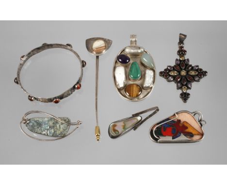 Konvolut Silberschmuck20. Jh., Silber gestempelt bzw. geprüft, bestehend aus vier Anhängern, zwei Broschen und einem Armreif,