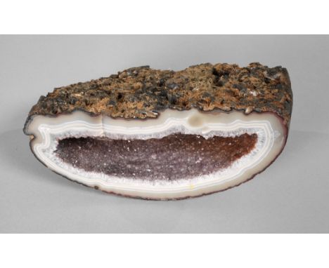 Achatgeode mit AmethystFundort Brasilien, dekoratives Stück mit schöner Bänderung und im Inneren Rasen aus Amethystkristallen