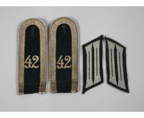 Effektensatz Infanterieregiment 42 BayreuthPaar Schulterklappen für einen Unteroffizier, offene Silbertresse auf grünem Tuch 