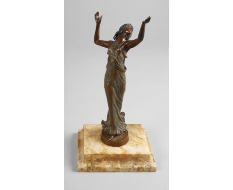 Tänzerin Jugendstil um 1915, unsigniert, Bronze polychrom, teils in Kaltbemalung patiniert, mit erhobenen Armen tanzende jung