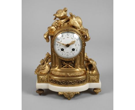 Kleine Kaminuhr BronzeFrankreich, 2. H. 19. Jh., Gehäuse im Louis XVI.-Stil aus vergoldeter Bronze, auf weißem Marmorsockel m