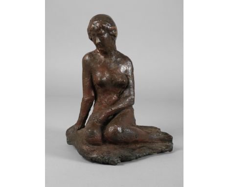 Sitzender weiblicher Akt20. Jh., unsigniert, Bronze nuanciert rotbraun und grün patiniert, impressionistisch bewegte Darstell