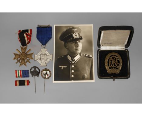 Konvolut Orden 2. WeltkriegKriegsverdienstkreuz 2. Klasse mit Schwertern, Hersteller 71 (Rudolf Leukert, Gablonz), Band 14 cm