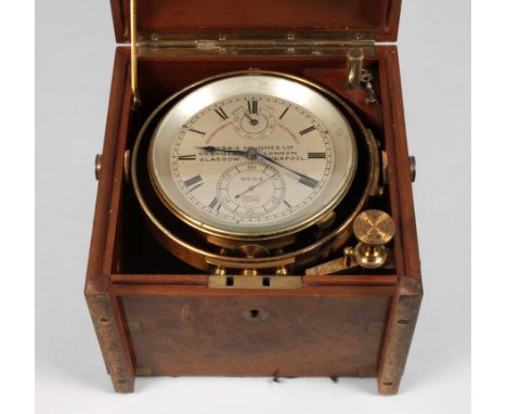 Marine-Schiffschronometer EnglandAnfang 20. Jh., mehrfach gemarkt Dobbie McInnes Ltd. sowie nummeriert 9994, Deckelinnenseite