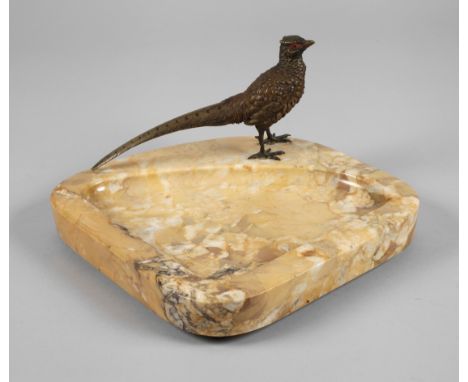 Figürliche Schale1930er Jahre, flache, leicht gemuldete Schale aus gelblichem Marmor, aufgesetzter Fasenvogel aus massiver Br