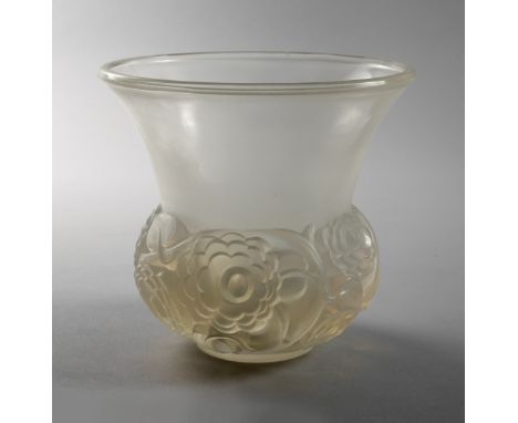 René Lalique Opalglasvase1940er Jahre, gravierte Signatur R. Lalique France, formgepresstes Opalglas mit gelblichen Einschmel