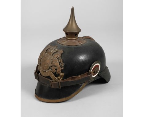 Pickelhaube Bayernum 1900, für Mannschaften der Infanterie, Lederglocke mit Messingemblem, innen Herstellerstempel und Regime