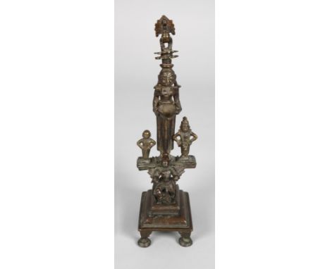 Figürlicher Leuchter20. Jh., Bronze gegossen und braun patiniert, in stilisierter Formensprache gefertigte Butterlampe mit ze