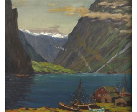 Alfred Kunze, Sognefjordtypische norwegische Fjordlandschaft im Sommer mit Fischerbooten und Blick auf schneebedeckte Berge, 