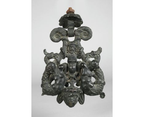 Türklopfer Bronzeim Renaissancestil, 19. Jh. oder älter, Bronze gegossen und dunkelgrün patiniert, reich verziert mit Mischwe