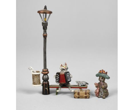 Zwei Wiener Bronzen20./21. Jh., Hase gemarkt FBW, Entwurf Beatrix Potter, Modell BP 033, Benjmanin Bunny mit Hut und Kuscheld