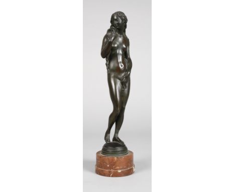 Venus mit BlüteAnfang 20. Jh., unsigniert, Bronze braun patiniert, später dunkelgrün übergangen, Darstellung eines weiblichen