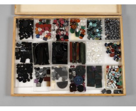 Sammlung Edel- und Schmucksteineca. 300 Stück, vorhanden sind unter anderem Onyx, Tigerauge, Jaspis, Bergkristall, Bernstein,