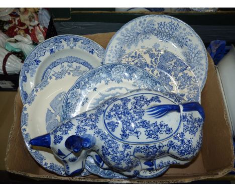 A small quantity of blue and white plates including souvenir Worcester factory, Ashworth Bros, Shakespeare plate etc plus a l
