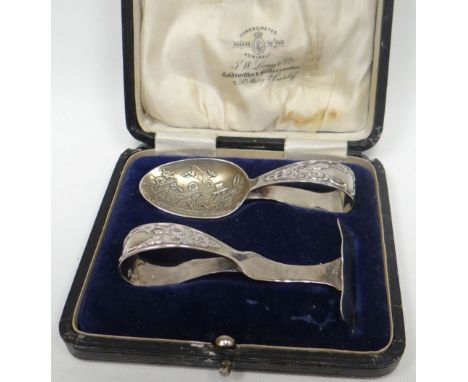 A cased silver sugar spoon and pusher Christening-set, both with loop handles and the spoon decorated with 'Hey Diddle Diddle