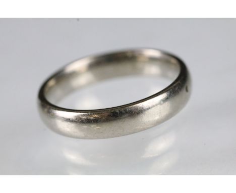 18ct white gold wedding band ring of D form. Hallmarked Birmingham 1997. Size O.5. 