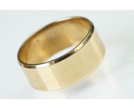 9ct gold hallmarked band ring of plain form. Hallmarked Birmingham 1971. Size N.5. 