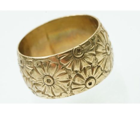 9ct gold band ring of D form engraved with floral details. Hallmarked Birmingham 1992. Size V. 