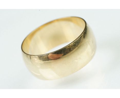 9ct gold hallmarked large band ring of D form. Hallmarked Birmingham 1979. Size Y. 