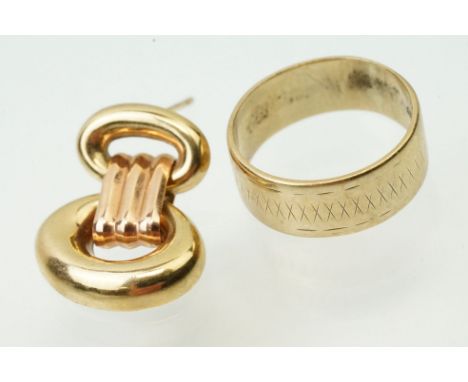 9ct gold band ring with engraved details (hallmarked London 1965) together with a single gold pendant earring (hallmarked to 