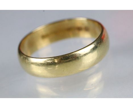 18ct gold hallmarked wedding band ring of D form. Hallmarked London 1972. Size Z+1. 