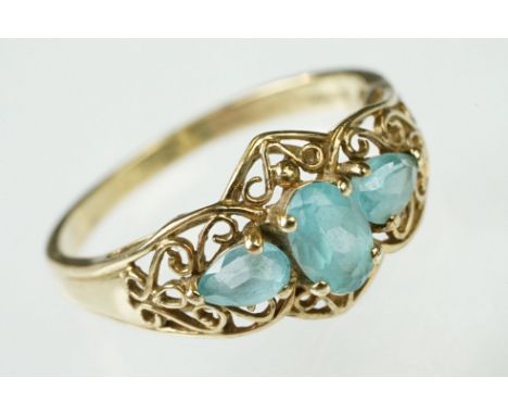 9ct gold and blue paste three stone ring. The ring set with oval cut blue paste to centre flanked by two pear cut blue pastes