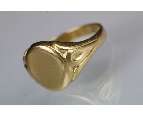 18ct gold signet ring with an oval head with reeded shoulders. Hallmarked Chester (date mark rubbed). Size M. 