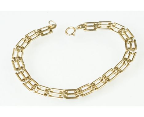 9ct gold gate link bracelet with spring ring clasp. Hallmarked Birmingham 1994. Measures 6.5 inches. 
