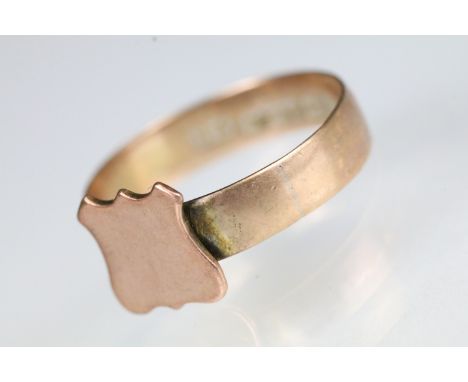 19th Century Victorian 9ct gold band ring with armorial crest panel to the head. Hallmarked Birmingham 1897. Size Q.5. 