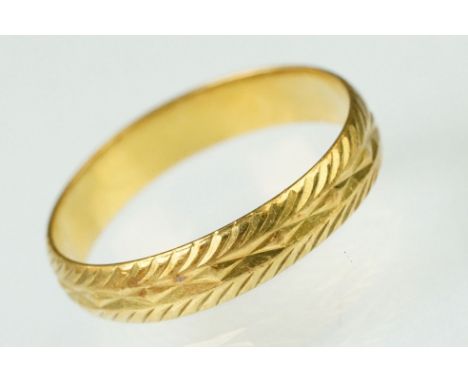22ct gold hallmarked wedding band ring with incised detailing. Hallmarked London 1965. Size O. 
