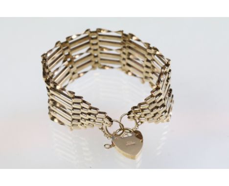 9ct gold hallmarked gate link bracelet having a heart padlock. Hallmarked London 1976. Measures 7 inches. 