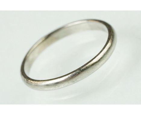 Platinum wedding band ring of plain D form. Hallmarked London 1983. Size J. 