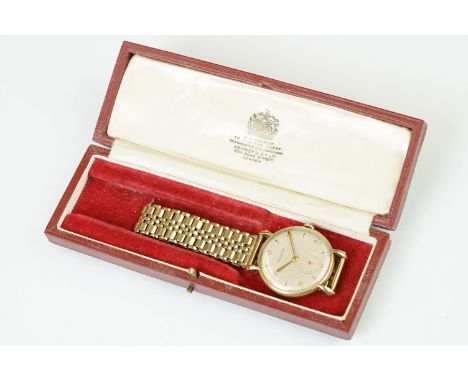 A vintage gents Jaeger LeCoultre wristwatch with sub second dial to 6 o'clock, hallmarked 9ct gold case and bracelet strap, c
