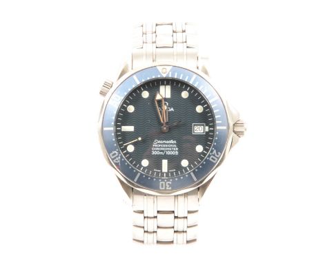 Omega - a gentleman's Seamaster Professional Diver 300m, 29mm blue wave dial with luminous steel hands and dot markers, centr